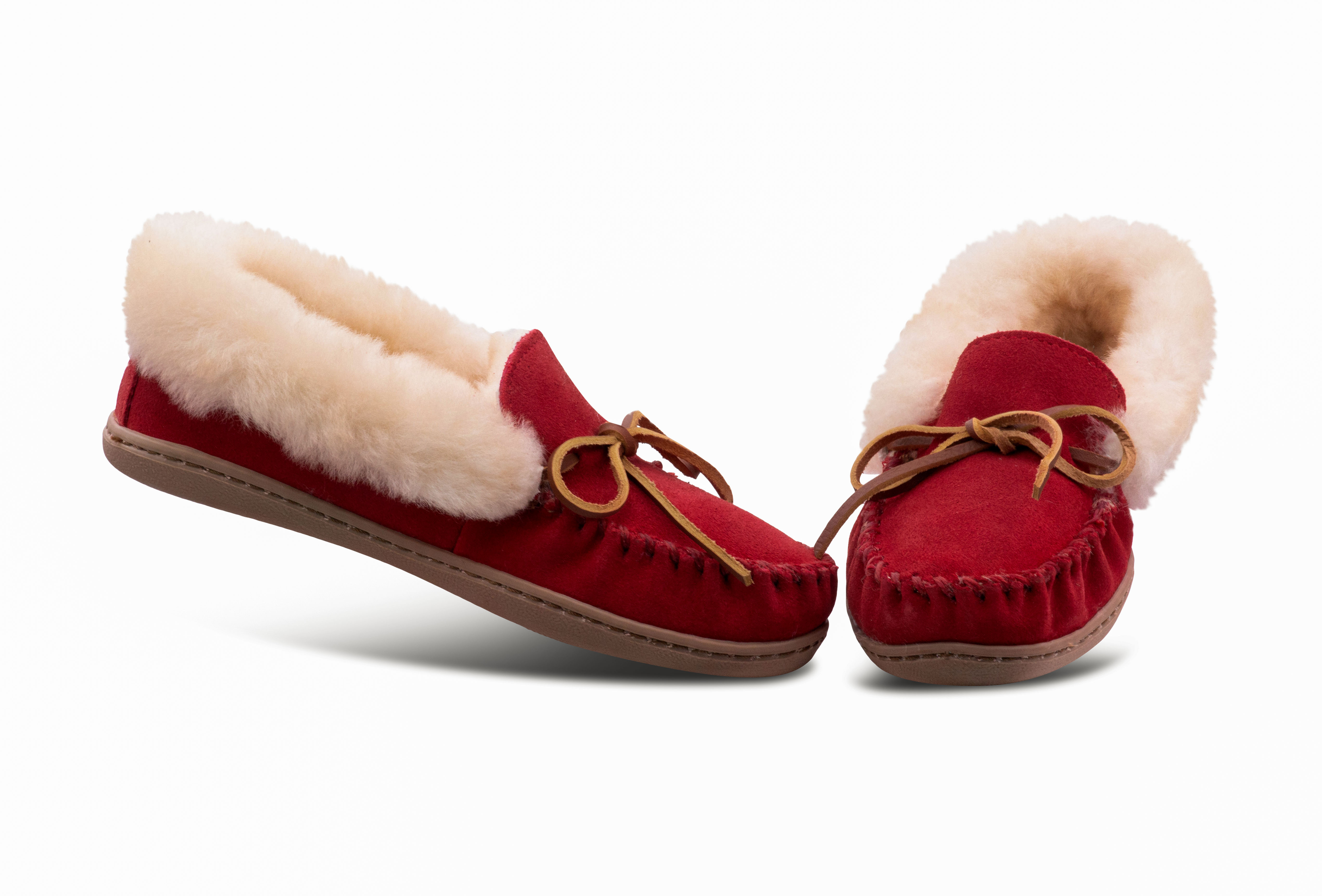 Minnetonka Womens Alpine Sheepskin Moccasin - Red - Size 6